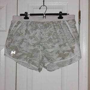 Under Armour light  gray camo loose  running shorts   Sz XL